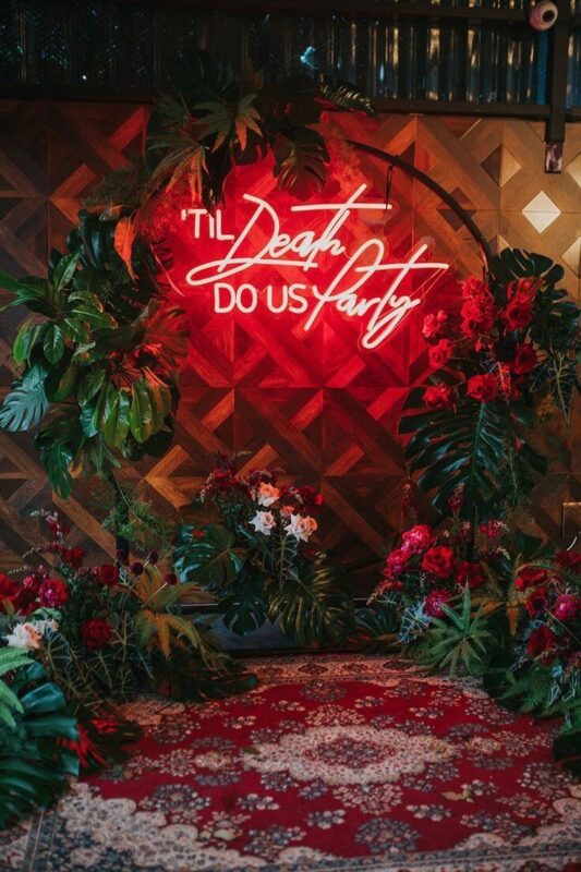 Flower Wall With Neon Sign: The Best Decor Ideas For Gorgeous Look